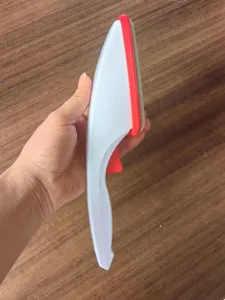 Vista dettagliata della spazzola antipelucchi statica per vestiti, manico ergonomico pratico.