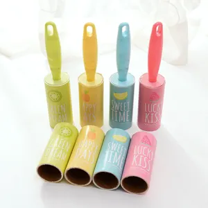 Rouleau anti-poils mignon avec manche et motifs de fruits colorés pour nettoyage facile.