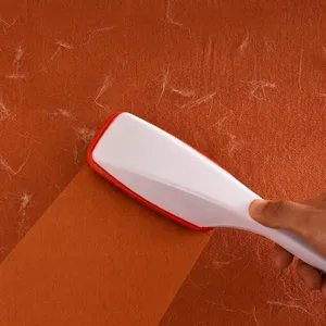 Vista dettagliata della spazzola levapelucchi elettrostatica portatile per tessuti, efficace.