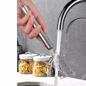Edelstahl Topfbürste Detailansicht mit langem Griff und Netzreinigungskopf unter Wasserhahn.