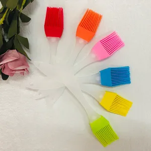Detalle de brocha de silicona colorida para repostería con cerdas suaves y mango translúcido útil.