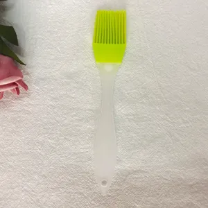 Detalle de brocha de silicona para aceite con cerdas verdes para cocina y repostería.