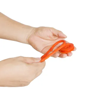 Detailopname van oranje plastic tentklemmen en schijfgespen voor buitencamping.