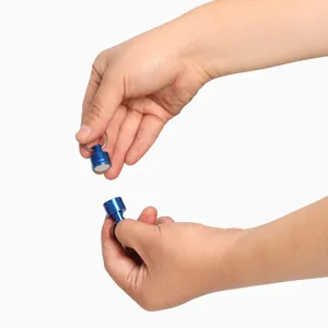 Nahaufnahme Detail des blauen Aluminium Magnet Schlüsselanhängers mit starkem Magnet und Ring.