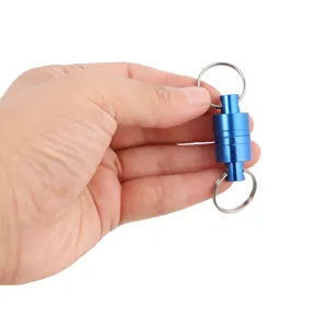 Detailansicht des magnetischen Schlüsselanhängers aus Aluminiumlegierung mitzwei Ringen.