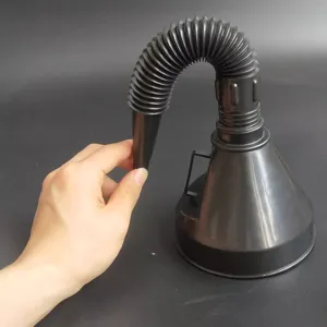 Embudo flexible de plástico negro con tubo largo en detalle, material PP duradero aceite.