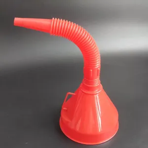 Detalle embudo plástico rojo, tubo flexible largo para llenado aceite de maquinaria auto.