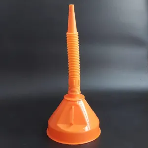 Embudo de plástico naranja con tubo largo flexible ideal para rellenar aceite de motor.