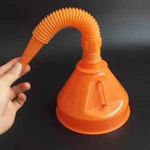 Vista detallada del embudo de plástico naranja con manguera flexible ondulada.