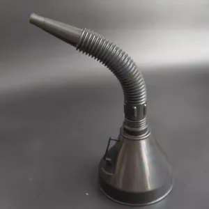 Primer plano de embudo flexible negro de plástico con tubo largo, accesorio industrial robusto.