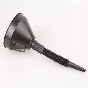 Embudo de plástico negro con tubo flexible, herramienta de repostaje de automóviles.