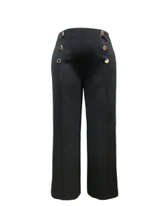 Schwarze High-Waist-Hose mit stilvollen goldenen Doppelreiherknöpfen und cleanen Nahtdetails.