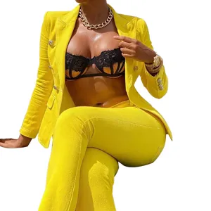 Damen hellgelber Zweiteiler Anzug Blazer und gerade Hose mit schwarzem Spitzen Bralette.