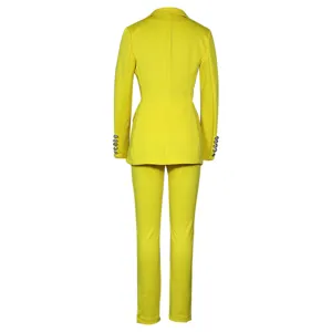 Damen gelber Blazer gerade Hose zweiteiliger Anzug Detailansicht, schicker Stil.