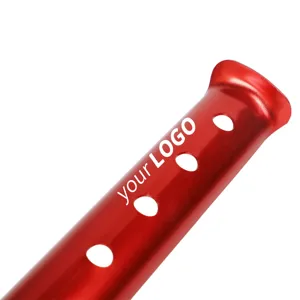Primo piano di picchetto da tenda in alluminio rosso, design cavo leggero per sabbia e neve.