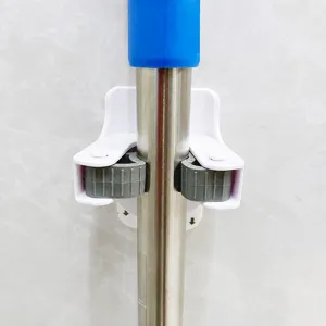 Supporto da parete multifunzionale per scopa e mocio con rulli antiscivolo per la casa.