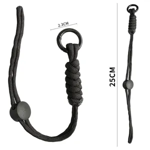 Detailweergave van zwart paracord lanyard met metalen ring en verstelbare gesp.