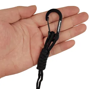 Gedetailleerd overzicht van een zwart paracord koord met karabijnhaak voor sleutels.