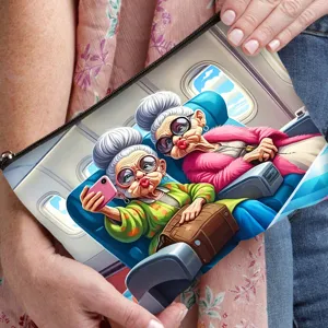 Macro-opname van canvas make-uptas met leuke cartoon-illustratie van oudere dames print