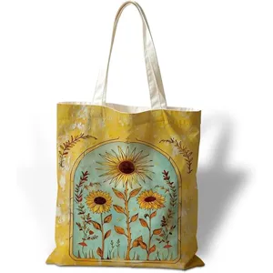 Vista dettagliata di una borsa tote in tela gialla con stampa girasole stile pittura