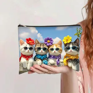 Detailansicht einer Kosmetiktasche aus Polyester mit süßen Kätzchen-Prints und blauem Himmel.