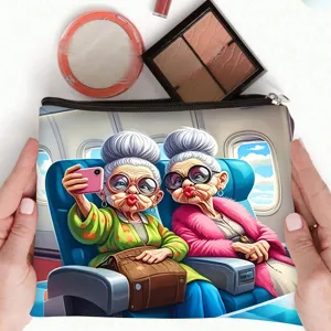 Detailopname van een canvas make-uptas met een leuke eigenzinnige print van oude dames