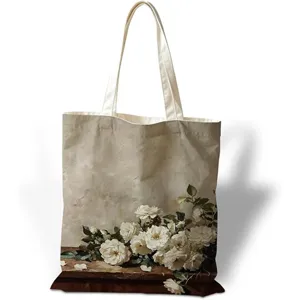 Dettaglio frontale della borsa in tela con stampa di rose in stile pittura a olio