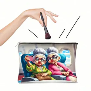 Detailweergave van canvas make-uptas met cartoonprint van oudere dames en zilveren rits