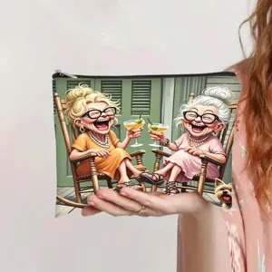 Gedetailleerde weergave van een canvas make-uptas met grappige karikatuurprint.