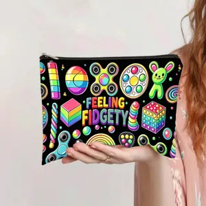 Detailansicht des bunten Fidget-Spielzeug-Drucks auf einer schwarzen Kosmetiktasche.