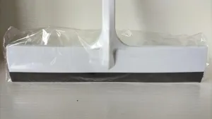 Detailansicht der weiss-schwarzen Gummiklinge des Glaswischers Nahaufnahme Oberflaeche.
