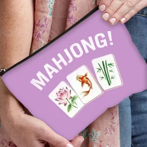 Gedetailleerd handmodel van een paarse polyester make-uptas met Mahjong-print en ritssluiting