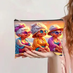 Detailweergave van een canvas make-uptas met kleurrijke strandprint van oude dames.
