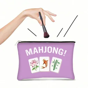 Detailweergave van paarse polyester make-up tas met Mahjong-patroon en witte tekst