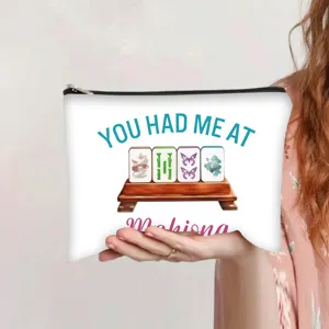 Detail van een witte polyester make-uptas met de print 'YOU HAD ME AT Mahjong'