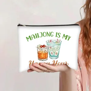 Gedetailleerde weergave van een polyester make-uptas met Mahjong Is My Happy Hour.