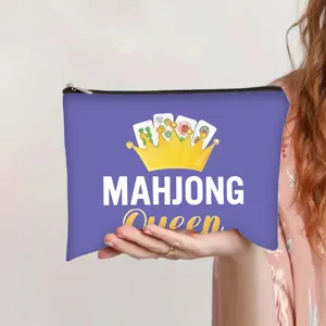 Detail van een paarse polyester cosmetische tas met een Mahjong Queen print ontwerp