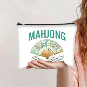 Detailopname van witte polyester make-uptas met groene Mahjong-print en zwarte rits