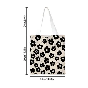 Bolso tote de lona con medidas 34x39cm y correa de hombro de 24cm.