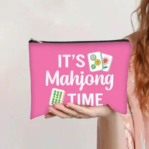 Gedetailleerd overzicht van roze polyester make-uptas met 'IT'S Mahjong TIME'-print