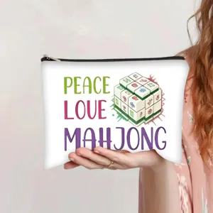 Detailweergave van witte polyester make-uptas met Peace Love Mahjong grafische print