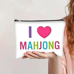 Detailopname van een bedrukte polyester make-uptas met I Love Mahjong tekst in de hand