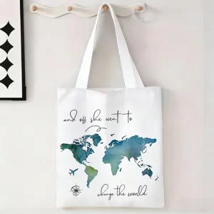 Primer plano de bolsa de lona blanca con mapa del mundo en acuarela colgada de un gancho