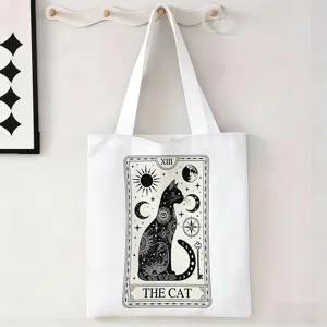 Primer plano de una bolsa de lona blanca con un diseño místico de tarot de un gato negro.
