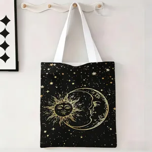 Detalle del bolso tote de lona negra con un estampado artístico dorado de sol y luna