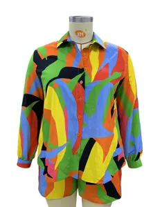 Vista dettagliata set camicia manica lunga con risvolto stampato e pantaloncini taglie forti.