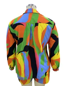 Vista posteriore dettagliata del set di camicia a maniche lunghe e pantaloncini con stampa.