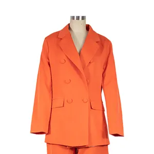 Dettaglio di un blazer arancione con colletto a risvolto classico e bottoni doppiopetto.