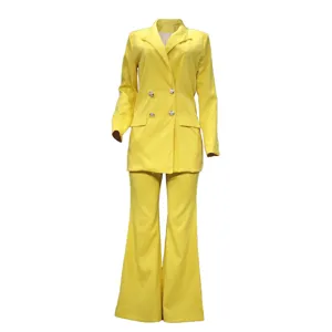 Hellgelber Damen Zweiteiler Anzug Detail, mit doppelreihigem Blazer und Schlaghosen.