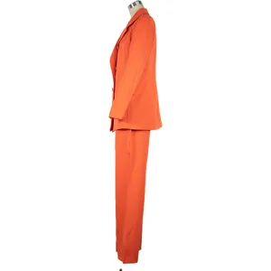 Dettaglio vista laterale completo tailleur blazer e pantaloni arancione stile ufficio.